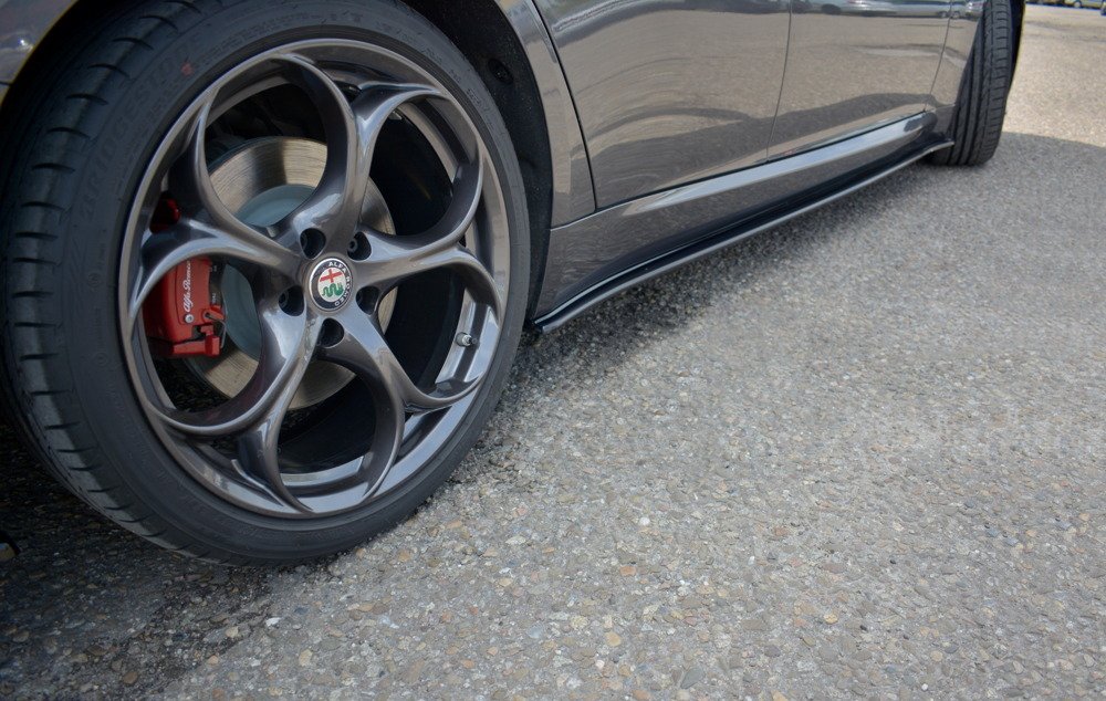 COPPIA SOTTOMINIGONNE MAXTON DESIGN NERE LUCIDE PER ALFA ROMEO GIULIA VELOCE