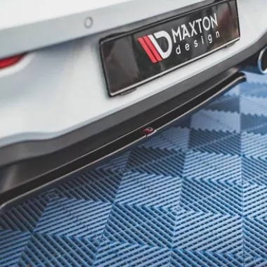 SOTTODIFFUSORE CENTRALE NERO LUCIDO MAXTON DESIGN PER VW GOLF MK8 GTI