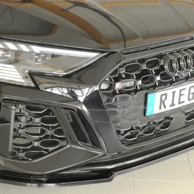 LAMA SOTTOPARAURTI ANTERIORE PER AUDI RS3 8Y PRE-RESTYLING SPORTBACK/SEDAN NERO LUCIDO RIEGER TUNING